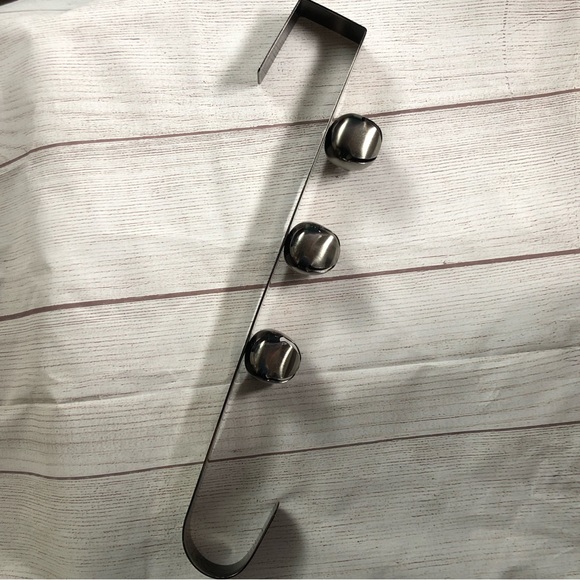 NWOT Brushed Nickel Over-The-Door Wreath Hanger with Bells - Picture 2 of 13